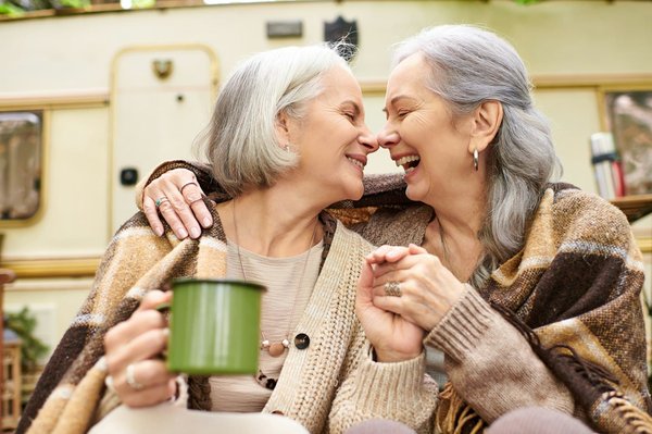 Quels sont les meilleurs endroits pour une expérience de camping sous les aurores boréales en Finlande?